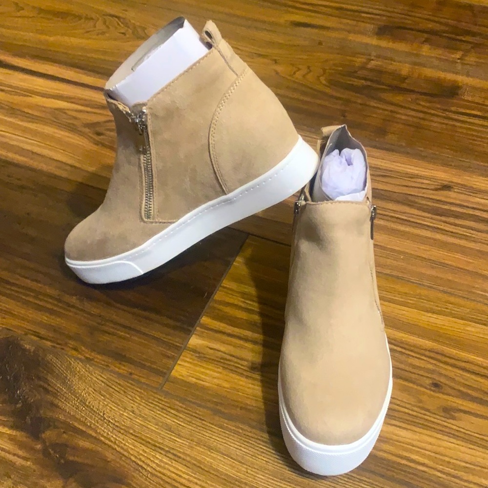 New. Wedge shoes